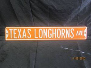 lot 91 image: TEXAS LONGHORNS METAL STRET SIGN 36LONG