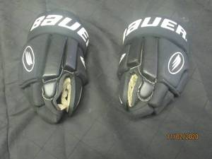 lot 126 image: BAUER GLOVES IMPACT 300