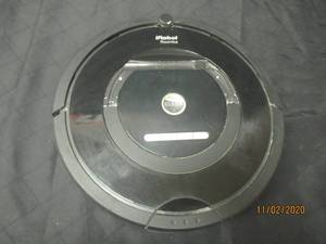 lot 137 image: IROBOT ROOMBA 770 POWERS ON (POWER CORD NOT INCLUDED)