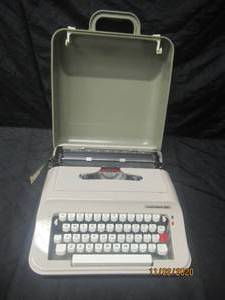 lot 144 image: UNDERWOOD 319 TYPEWRITER