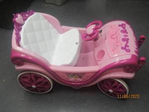 lot 175 image: LITTLE GIRLS ELECTRIC CAR NO CHARGER