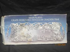 lot 350 image: SILVER PLATED GRAPE DESIGN RECTANGULAR CRACKER TRAY BY GODINGER SILVER ART&nbsp