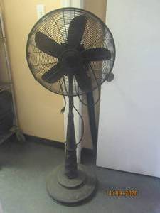 lot 351 image: FEATURE COMFORTS STAND FAN&nbsp