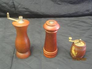lot 354 image: TOTAL OF 3&nbsp WOOD PEPPER GRINDER&nbsp