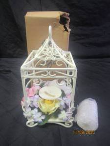 lot 355 image: NEW AVON GIFT COLLECTION LOVELY CANDLE LANTERN&nbsp