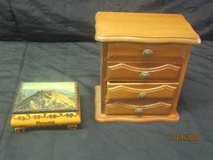 lot 358 image: TOTAL OF 2 MUSIC JEWELRY BOXES&nbsp