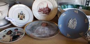 lot 17 image: Assorted souvenir plates includes Wedgwood Blue Christmas plate 1998 and Norman Rockwell Boy And Girl Plate