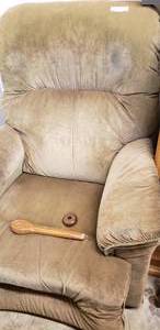 lot 67 image: LazyBoy Recliner, Handle not attached