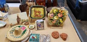 lot 76 image: Tropical Souvenir Lot