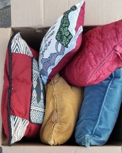 lot 124 image: Assorted Decorative Pillows