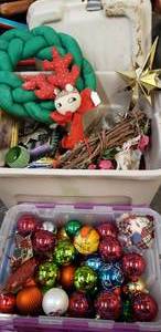 lot 184 image: Christmas Decorations and Ball Ornaments