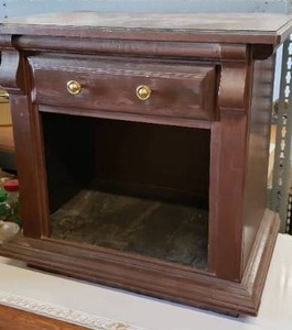 lot 88 image: End Table