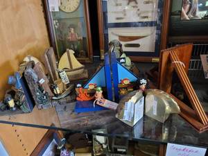 lot 659 image: LOT OF 5 PAIR OF BOOKENDS INCLUDING SOLID BRASS SHELL SHAPED SET, KIDS PIRATES SET, WOOD BOAT SET, FISHING THEMED AND MORE AS SHOWN.