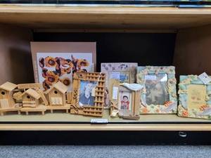 lot 674 image: ANNE GEDDES 550 PIECE JIGSAW PUZZLE IN BOX, PHOTO FRAMES IN ASSORTED THEMES, WOODEN HOUSES AS SHOWN.