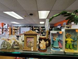 lot 686 image: LIGHTHOUSE CANDLES, PHOTO FRAMES, BEER STEIN AS SHOWN.