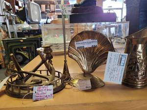 lot 696 image: VINTAGE 7 BRASS PITCHER (ENGLAND), BRASS SHELL SHAPED CANDLE HOLDER, VINTAGE SNUFFER, PAIR OF BRASS ANCHOR CANDLE HOLDERS AS SHOWN.