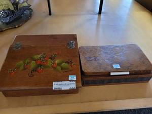 lot 699 image: ANTIQUE VALET PLUS KEEPSAKE BOX IN STYLESCOLORS SHOWN.