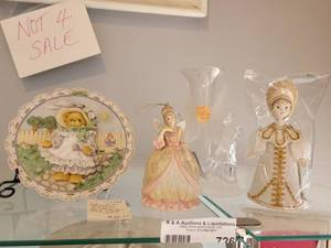 lot 726 image: CHERISHED TEDDIES MOTHERS DAY PLATE, GLASS AND PORCELAIN FIGURINES AS SHOWN.