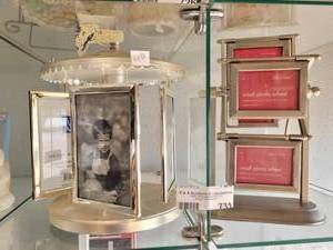 lot 731 image: MERRY GO ROUND ROTATING PHOTO HOLDER AND SMALL PHOTO WHEEL AS SHOWN.