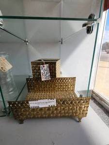 lot 747 image: VINTAGE BASKET-WEAVE DESIGN GOLD TONE METAL TISSUE BOX HOLDER AND GUEST TOWEL HOLDER AS SHOWN.