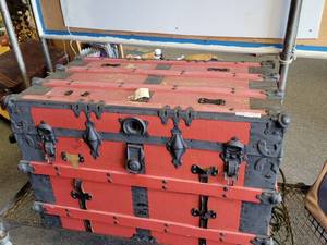 lot 750 image: VINTAGE STEAMER TRUNK IN STYLECOLORCONDITION SHOWN. CHECK IT OUT