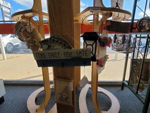 lot 753 image: WALL DECOR, LANTERNS, BIKINI WASHCLOTH HANGING, WELCOME PLAQUE AND MORE AS SHOWN.