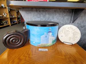 lot 767 image: MODERN WOOD SNAIL 6, LIGHTHOUSE TIN, TRIVET.
