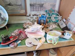 lot 798 image: LARGE CONCH SHELL, COASTERS, SEA SHELLS, BOAT MODEL, TRINKET AND MORE AS SHOWN.