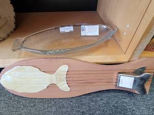 lot 807 image: VINTAGE GLASBAKE FISH SERVER, FISH FILLETCUTTING BOARD AS SHOWN.