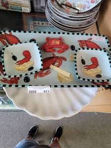 lot 811 image: 3 PIECE CRAB MOTIF CERAMIC SERVING SET AS SHOWN.