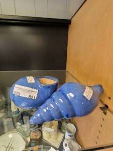 lot 821 image: LOT OF 2 CERAMIC SHELL PLANTERS AS SHOWN.
