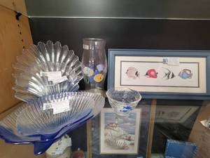 lot 822 image: CLEAR SHELL SHAPED PLATES, WALL ART, AND MORE AS SHOWN.