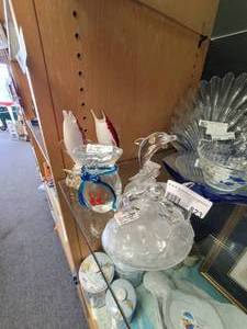 lot 823 image: PAIR OF CRISTAL DARQUES FRANCE DOLPHIN FIGURES, BAG OF GOLDFISH PAPERWEIGHT, GLASS MARLINS FIGURES AS SHOWN.