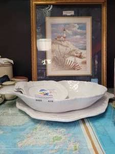 lot 828 image: CERAMIC SEASHELL SERVING DISHES AS SHOWN.