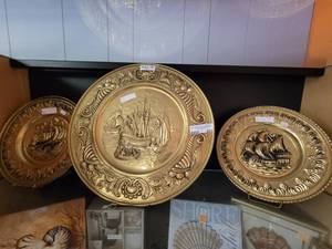 lot 833 image: BRASS EMBOSSED PLATES WITH SHIP DESIGN IN VARIOUS SIZES AS SHOWN.