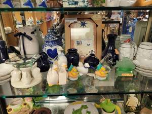 lot 853 image: CERAMIC FIGURINES, FRAME, PORCELAIN SHELL ASHTRAYS, AND MORE AS SHOWN.