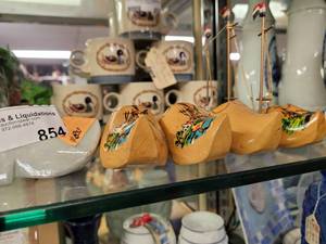 lot 854 image: LOT OF 5 VINTAGE BAVARIAN STYLE SHOES AS SHOWN.