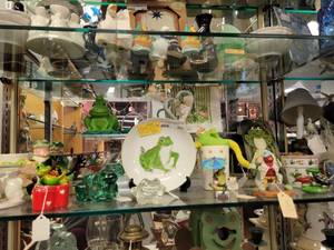 lot 857 image: VINTAGE FROLICKING FROG PLATE, FROG FIGURINES, LAMP, AND MORE AS SHOWN.