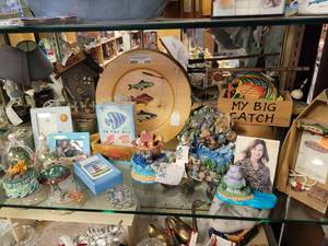 lot 858 image: WOOD PLATE, LAMP, PHOTO FRAMES, GLASS ORNAMENTS, AND MORE AS SHOWN.
