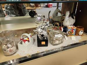 lot 860 image: 3 BRASS SWANS, GLASS HEART WITH SEASHELLS, GLASS DUCK AND MORE AS SHOWN.