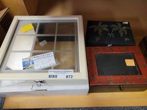 lot 872 image: CRYSTAL TIC TAC TOE SET WITH BOX PLUS TRINKET BOXES AS SHOWN.