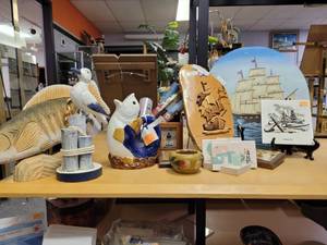 lot 877 image: LOT OF DECOR ITEMS IN VARIOUS THEMESDESIGNS AS SHOWN.