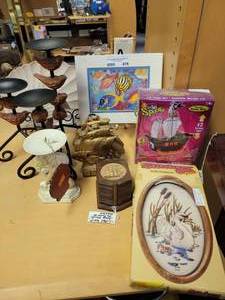 lot 879 image: LOT OF DECOR ITEMS IN VARIOUS THEMESDESIGNS AS SHOWN.