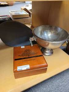 lot 882 image: VINTAGE CIGAR BOX, LARGE DECORATIVE SHELL, SILVERTONE VASE AS SHOWN.