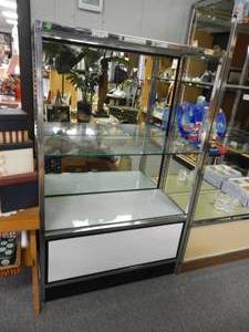 lot 895 image: METAL FRAME WITH GLASS SHELVES DISPLAY UNIT AS SHOWN. CONTENTS SHOWN NOT INCLUDED