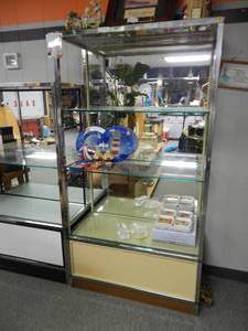 lot 896 image: METAL FRAME WITH GLASS SHELVES DISPLAY UNIT AS SHOWN. CONTENTS SHOWN NOT INCLUDED