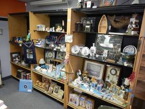 lot 897 image: 3 CONNECTING UNITS OF COMMERCIAL MERCHANDISER DISPLAY SHELVING UNITS WITH THICK GLASS SHELVES AS SHOWN. CONTENTS SHOWN NOT INCLUDED  (DELAYED PICK UP BETWEEN 200 PM AND 400 PM)