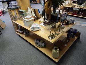 lot 898 image: COMMERCIAL MERCHANDISE DISPLAY UNIT IN STYLECOLOR SHOWN. CONTENTS SHOWN NOT INCLUDED (DELAYED PICK UP BETWEEN 200 PM AND 400 PM)