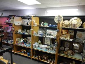 lot 890 image: 4 CONNECTING UNITS OF COMMERCIAL MERCHANDISER DISPLAY SHELVING UNITS WITH THICK GLASS SHELVES AS SHOWN. CONTENTS SHOWN NOT INCLUDED (DELAYED PICK UP BETWEEN 200 PM AND 400 PM)