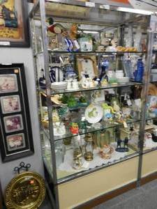 lot 891 image: METAL FRAME WITH GLASS SHELVES DISPLAY UNIT AS SHOWN. CONTENTS SHOWN NOT INCLUDED  (DELAYED PICK UP BETWEEN 200 PM AND 400 PM)